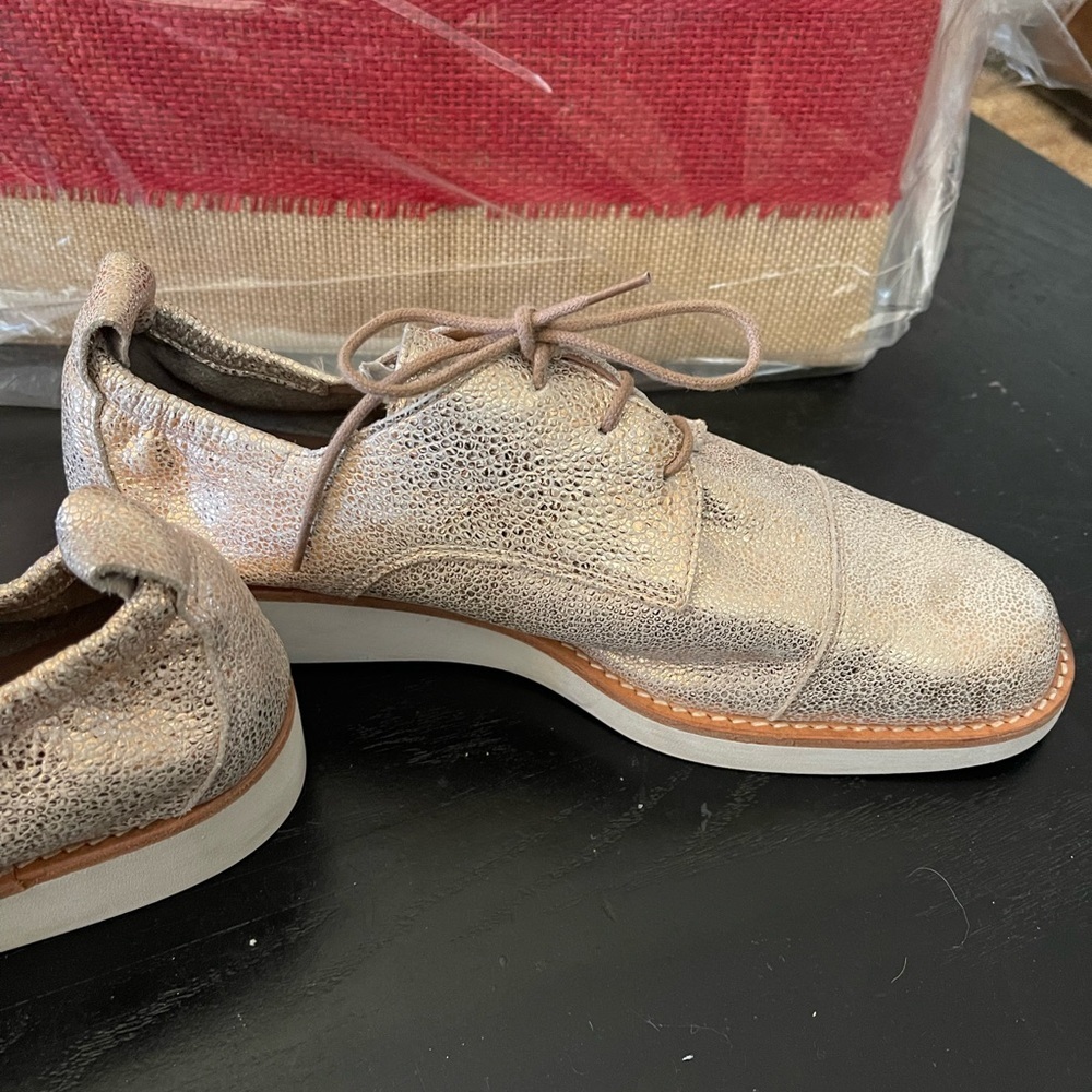 Arche soft pink, beige, gold shimmer leather tie up loafers. Good condition - Picture 2 of 7